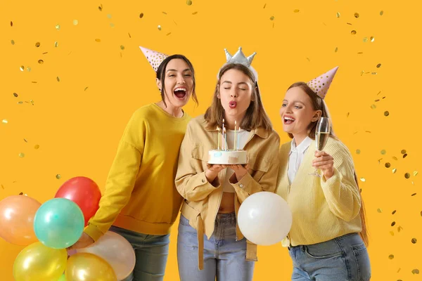 Amigas Celebrando Cumpleaños Sobre Fondo Amarillo —  Fotos de Stock