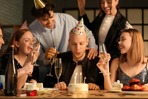 Jovem Fazendo Desejo Aniversário Com Seus Amigos Noite — Fotografia de Stock
