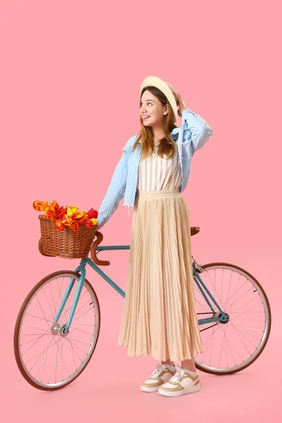 Junge Frau Mit Fahrrad Auf Rosa Hintergrund — Stockfoto