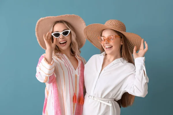 Hermanas Jóvenes Sombreros Verano Gafas Sol Sobre Fondo Azul —  Fotos de Stock