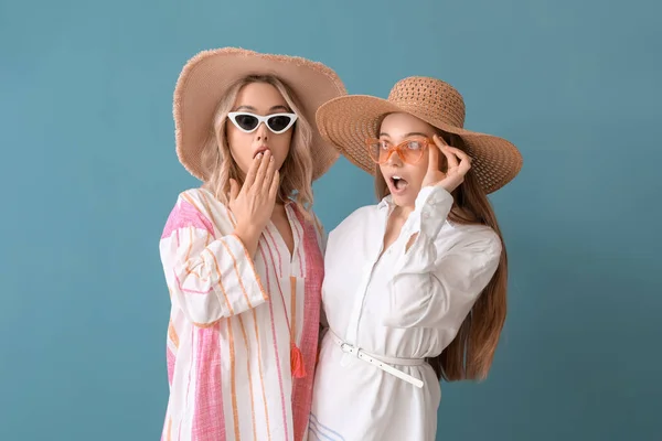 모자를 배경에 선글라스를 자매들 — 스톡 사진
