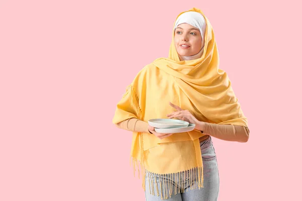 Mulher Árabe Bonita Com Placas Vazias Fundo Rosa — Fotografia de Stock
