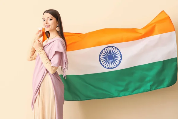 Jonge Vrouw Met Indiaanse Vlag Beige Achtergrond — Stockfoto
