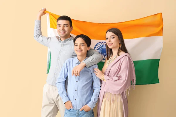 Gelukkig Familie Met Indiaanse Vlag Beige Achtergrond — Stockfoto