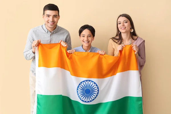 Glückliche Familie Mit Indischer Flagge Auf Beigem Hintergrund — Stockfoto