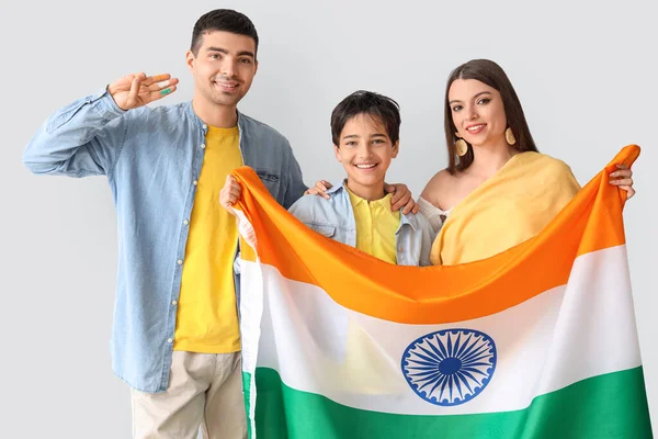 Gelukkig Gezin Met Indiase Vlag Lichte Achtergrond — Stockfoto