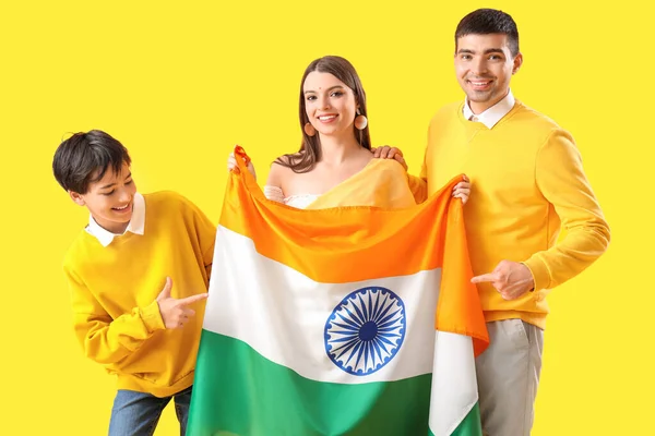 Gelukkig Gezin Met Indiase Vlag Gele Achtergrond — Stockfoto