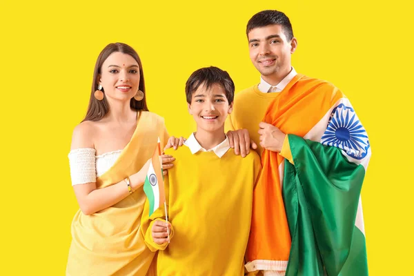 黄色の背景にインドの旗を持つ幸せな家族 — ストック写真