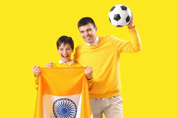 父親とインディアンの旗を背景にした少年 — ストック写真
