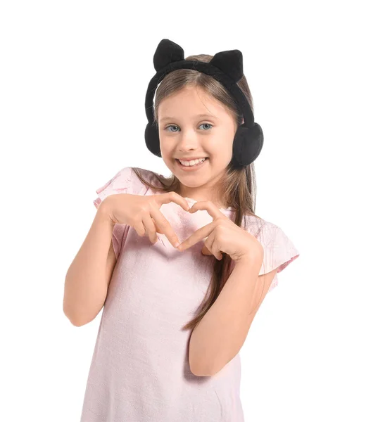 戴着可爱耳机的小女孩在白色背景下做心形 — 图库照片