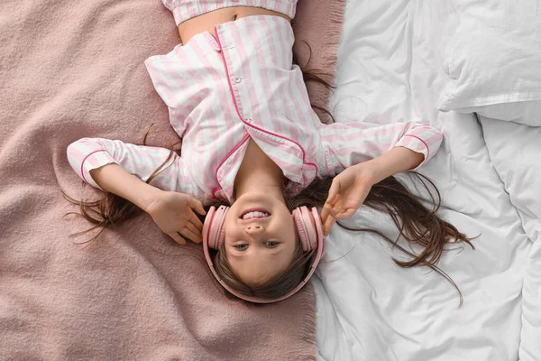Little Girl Headphones Lying Bed Top View — Stock Photo, Image
