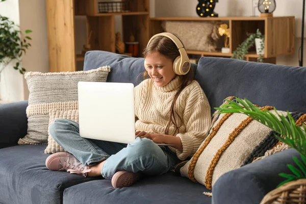 Little Girl Headphones Using Laptop Home — Stock fotografie