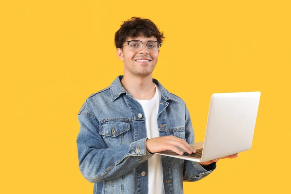 Αρσενικός Προγραμματιστής Που Εργάζεται Lap Top Στο Κίτρινο Υπόβαθρο — Φωτογραφία Αρχείου