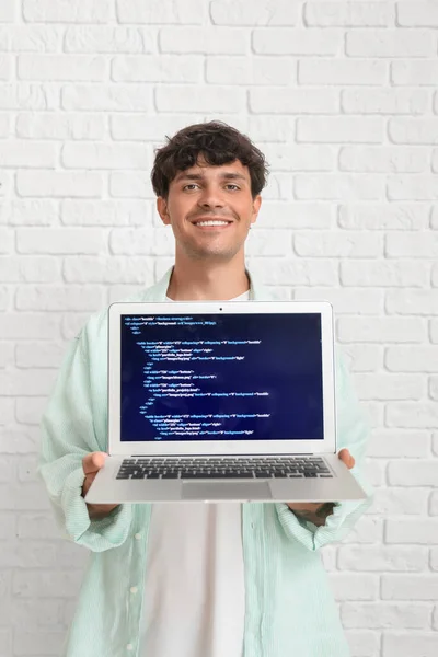 Programador Masculino Trabalhando Com Laptop Fundo Tijolo Branco — Fotografia de Stock
