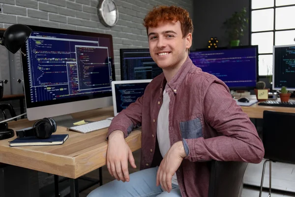 Programador Masculino Trabajando Mesa Oficina —  Fotos de Stock