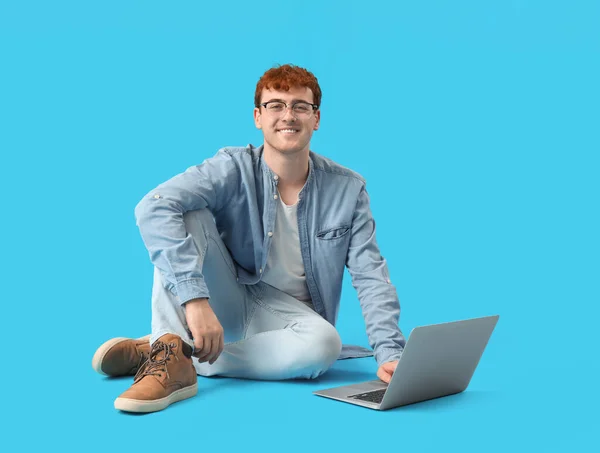 Man Programmeur Werken Met Laptop Blauwe Achtergrond — Stockfoto