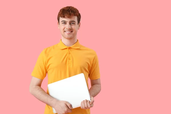 Male Programmer Laptop Pink Background — Stock Photo, Image