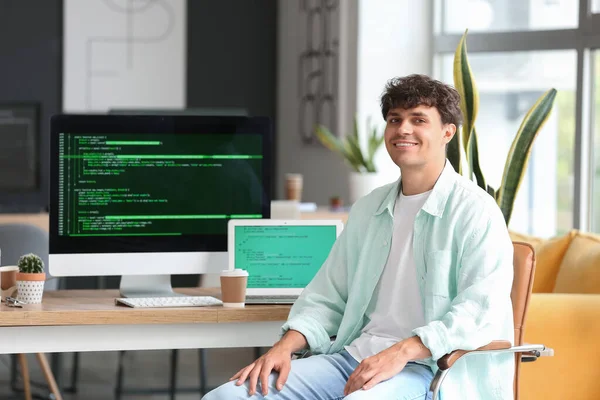 Programador Masculino Sentado Oficina —  Fotos de Stock
