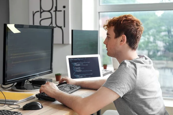 Programador Masculino Trabajando Con Ordenador Mesa Oficina —  Fotos de Stock