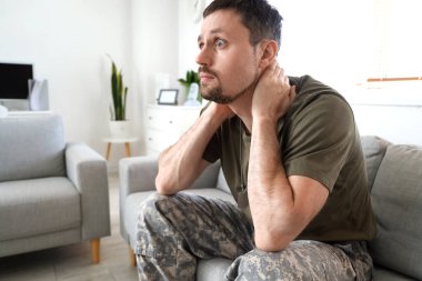 Psikologun ofisinde oturan erkek asker.