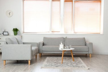 Masası ve kanepesi olan bir psikolog ofisi.