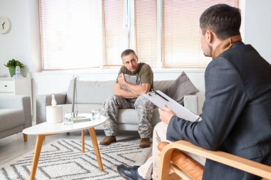 Psikologun ofisinde olgun bir asker.