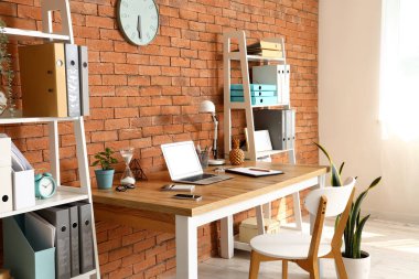 Çalışma yeri ve raf üniteleriyle birlikte ofis içi