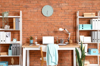 Çalışma yeri ve raf üniteleriyle birlikte ofis içi