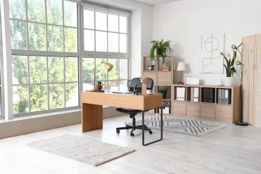 Modern işyeri ve raf ünitesi olan hafif bir ofis.