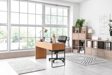 Modern işyeri ve raf ünitesi olan hafif bir ofis.