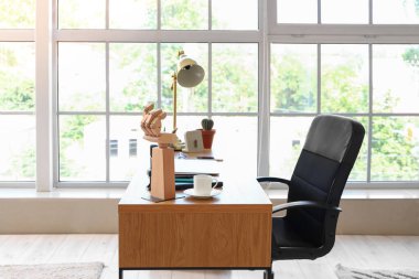 Aygıtlarla donatılmış modern işyeri