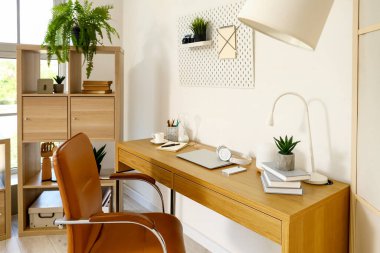 Aygıtlarla donatılmış modern işyeri