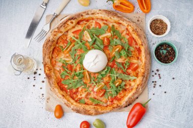 Beyaz arka planda Burrata peynirli lezzetli pizza.
