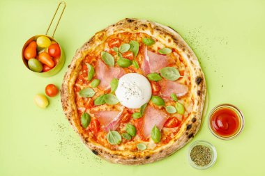 Yeşil arka planda Burrata peynirli lezzetli pizza.