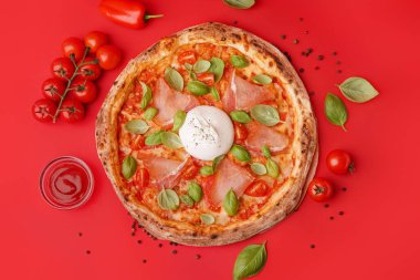 Kırmızı arka planda Burrata peynirli lezzetli pizza.