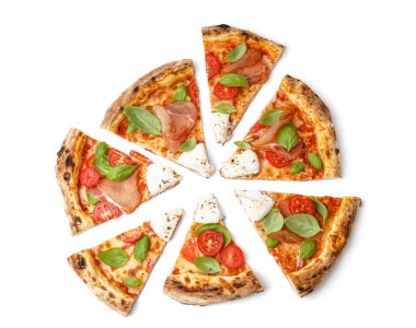 Beyaz arka planda Burrata peyniri olan lezzetli pizzalar.