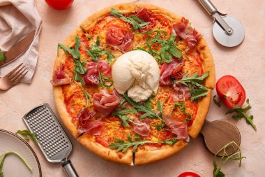 Tahta tahtada bej arka planda Burrata peyniri olan lezzetli pizzalar.