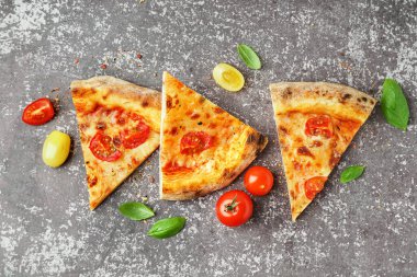 Lezzetli pizza parçaları, domatesli Margarita ve fesleğen.