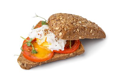 Beyaz arka planda yumurtalı lezzetli sandviç.