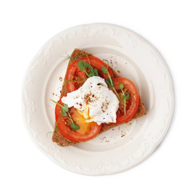 Beyaz zemin üzerinde yumurta olan lezzetli bir sandviç tabağı.