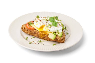 Beyaz zemin üzerinde yumurta olan lezzetli bir sandviç tabağı.