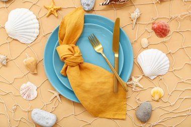 Bej arka planda deniz dekoruyla servis edilen güzel bir masa.