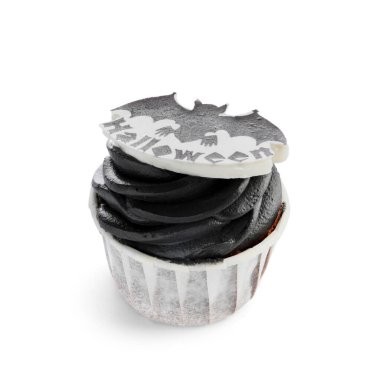 Beyaz arka planda dekoru olan lezzetli Cadılar Bayramı keki.