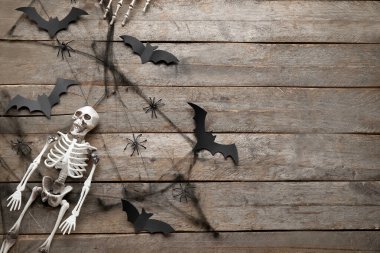 İskeletli kompozisyon ve ahşap arka planda Cadılar Bayramı dekoru