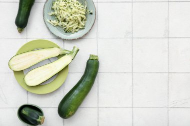 Beyaz fayanslı yeşil kabak dilimli tabaklar.