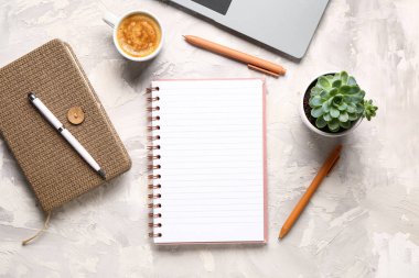 Not defterleri ve arka planda bir fincan lezzetli kahve.