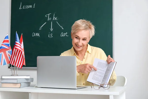 Female English Teacher Book Giving Online Grammar Lesson Classroom — Stock Photo, Image