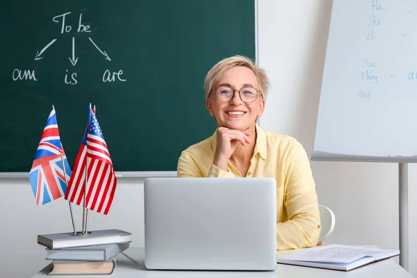 Female English Teacher Giving Online Grammar Lesson Classroom — Stock Photo, Image