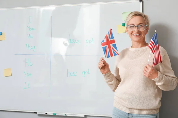 Fena Učitelka Angličtiny Vlajkami Velké Británie Usa Třídě — Stock fotografie