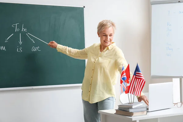 Kvinna Engelskalärare Ger Online Grammatik Lektion Klassrummet — Stockfoto